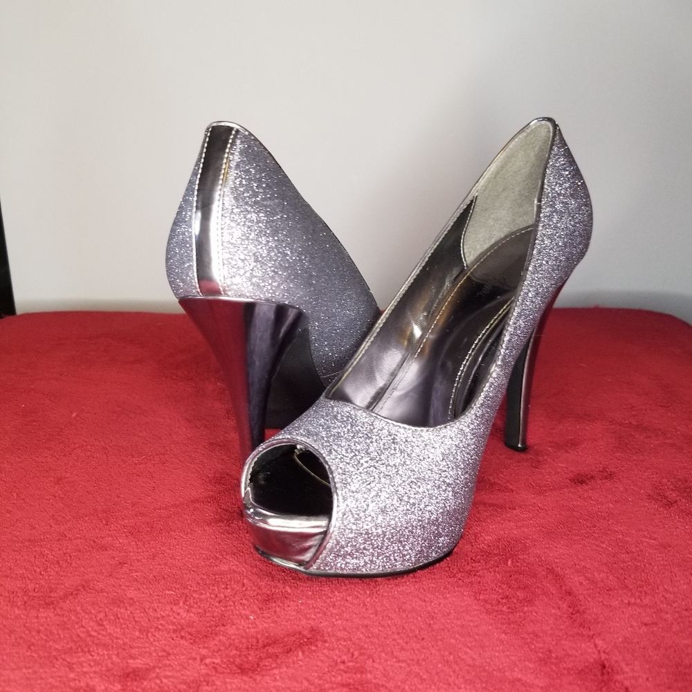 Jaqueline Ferrar Size 9M Gunmetal glitter peep-toe heel